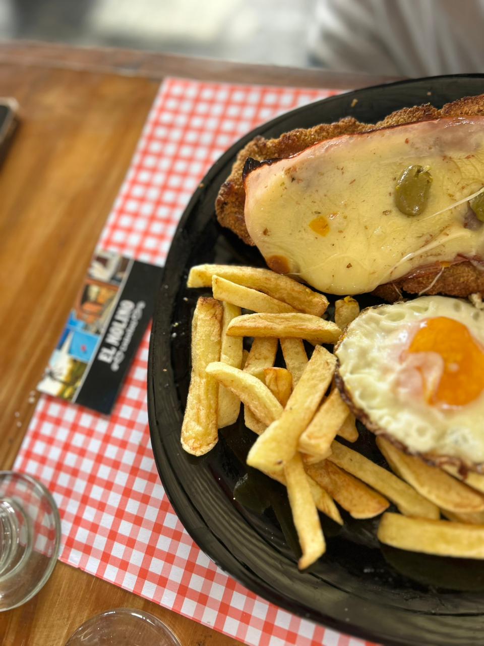 Variedad de platos y picadas