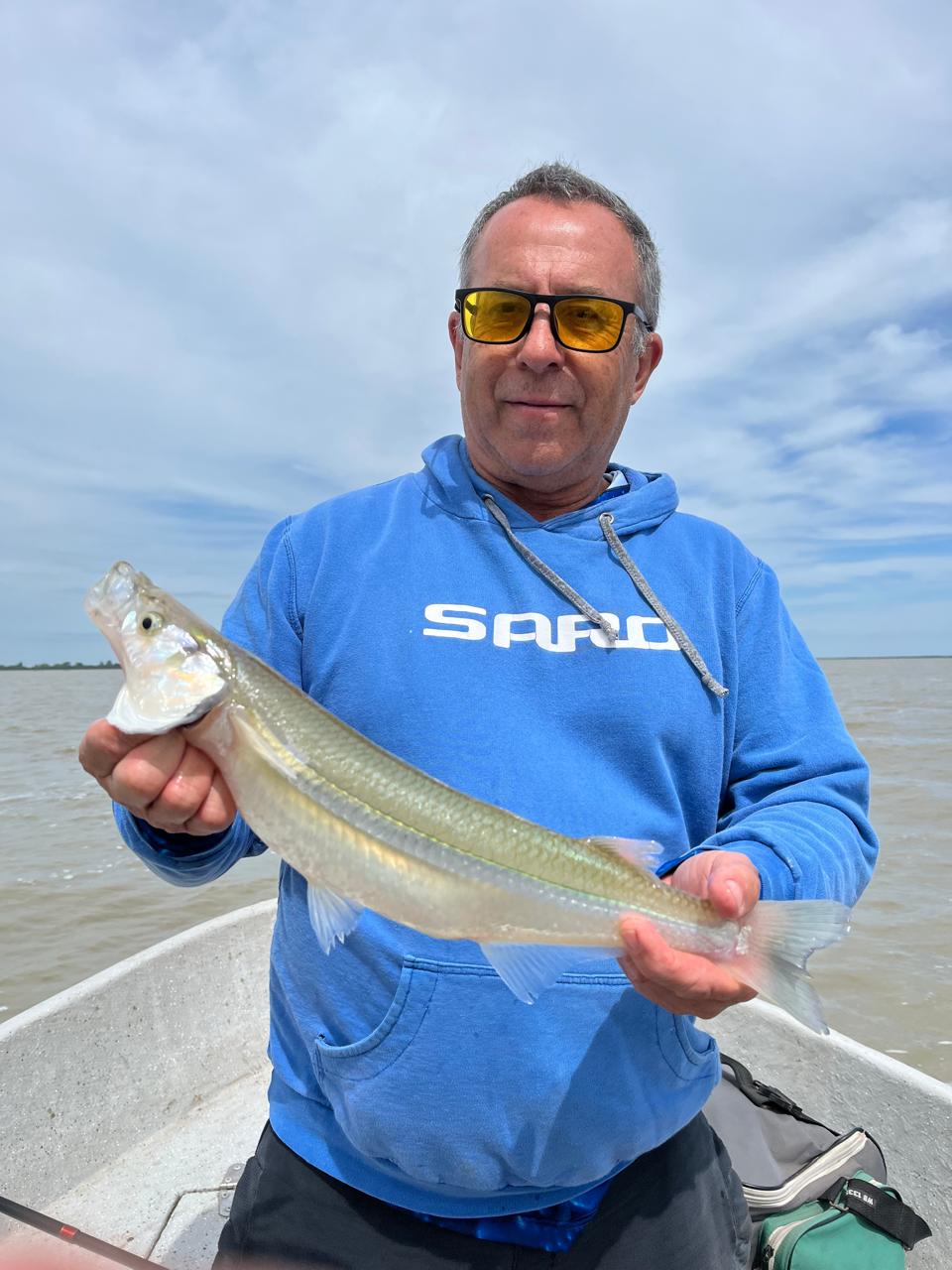 Vista de la laguna con el bote de pesca.