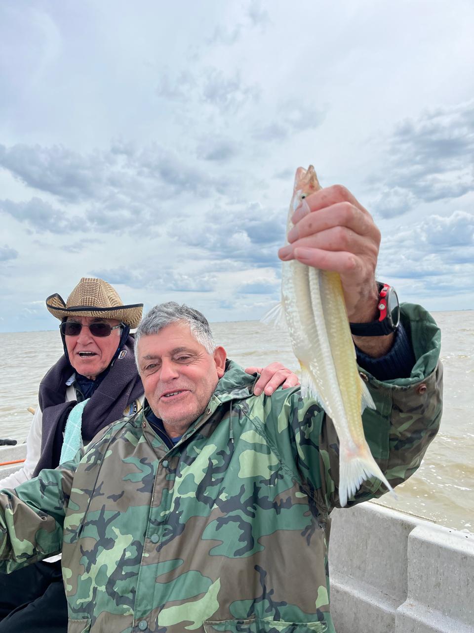 Pescadores a bordo del bote en la salida de pesca.