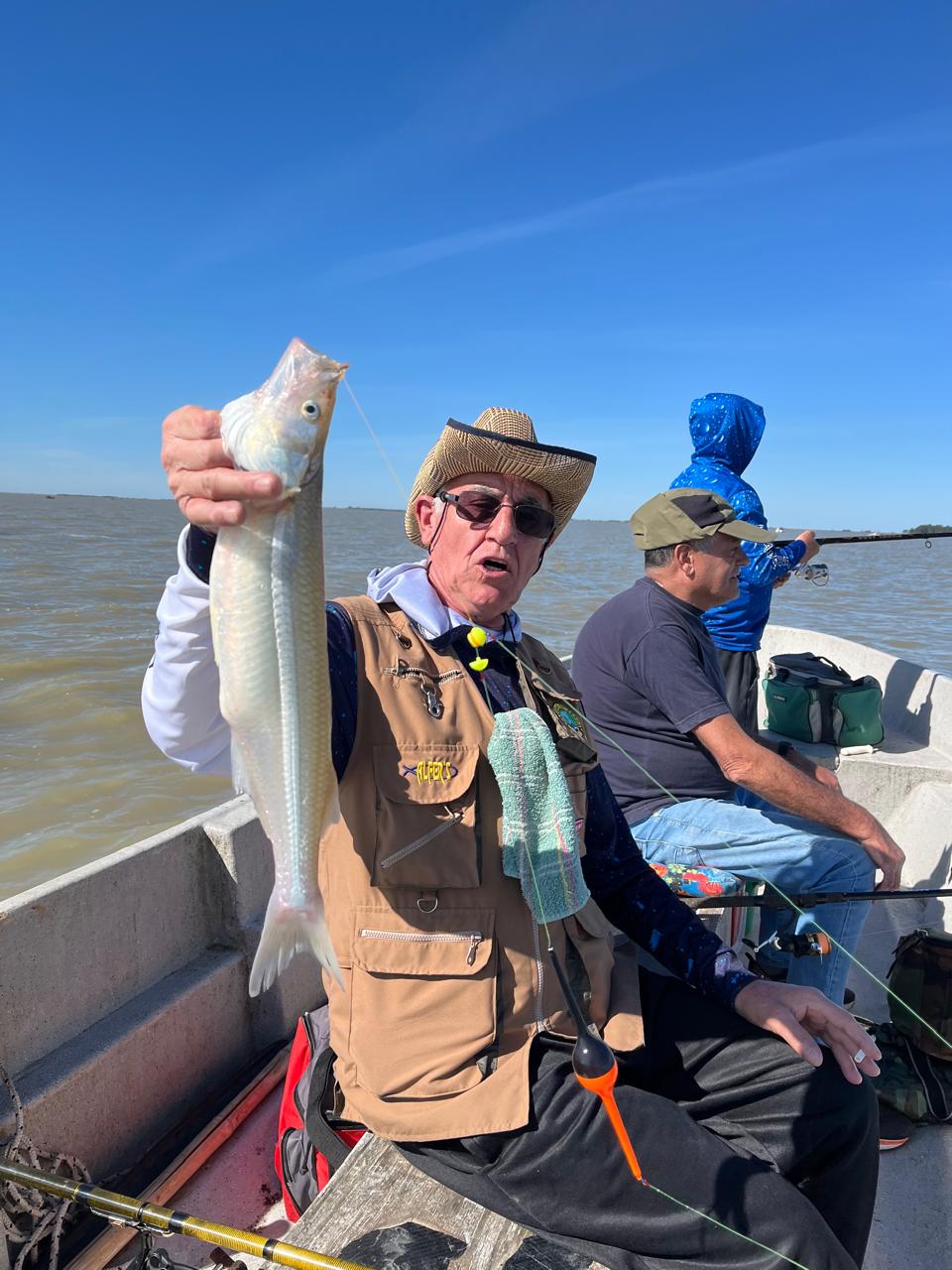 Embarcación de pesca en el agua.